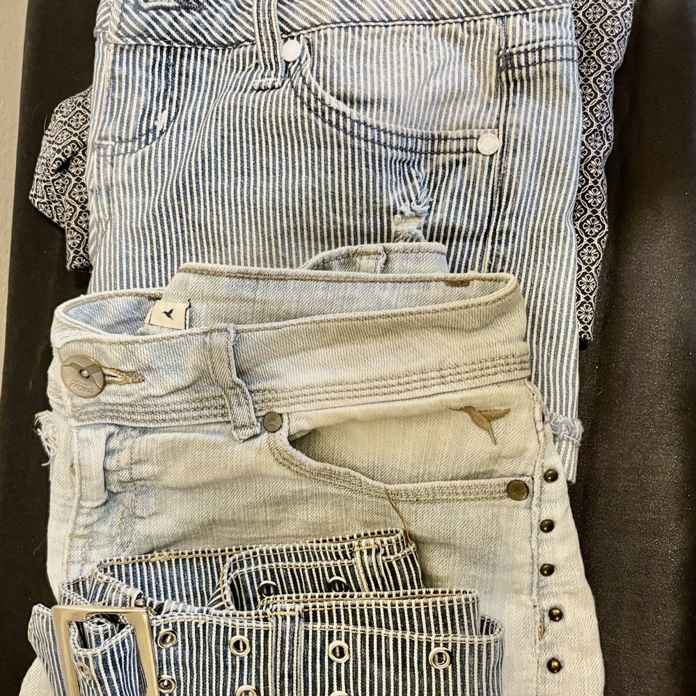 High-Rise Light Blue Women’s Jeans with Subtle Stripe Detail